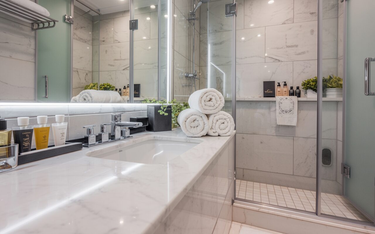 Salle de bain Airbnb étincelante de propreté